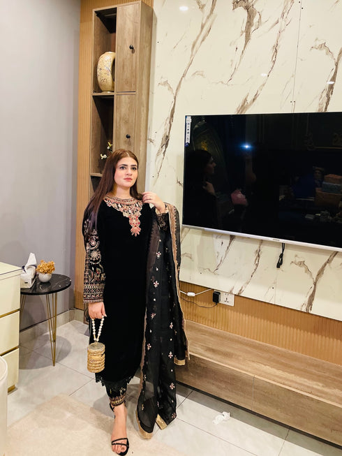 BAROQUE -3PC FULLY HEAVY EMBROIDERED FANCY VELVET DRESS WITH CUTWORK HEAVY EMBROIDED ORGANZA DUPATTA- FPW-29