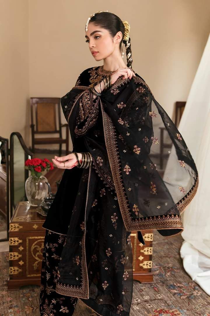 BAROQUE -3PC FULLY HEAVY EMBROIDERED FANCY VELVET DRESS WITH CUTWORK HEAVY EMBROIDED ORGANZA DUPATTA- FPW-29